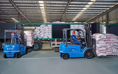Xe Nâng Điện BYD – Đối Tác Tin Cậy Trong Kho Hàng Ngành Thức Ăn Chăn Nuôi